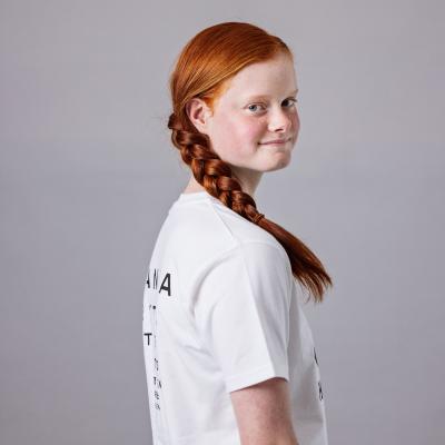 Pige kigger mod kamera, iført Danmark tester synet t-shirt