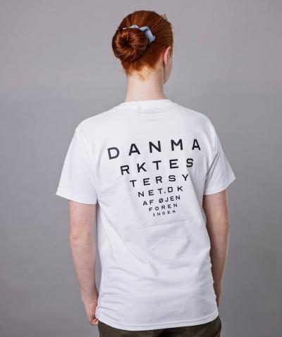 Pige med ryggen til, iført Danmark tester synet t-shirt