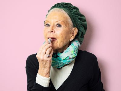 Ældre kvinde der igang med ligge make-up