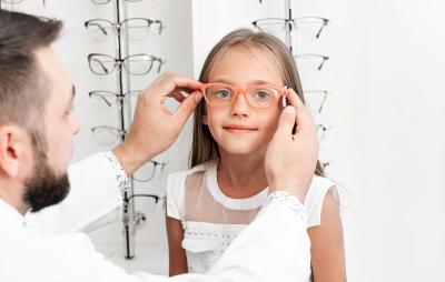 Billede af en pige der er hos optikeren som får justeret briller