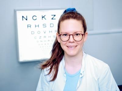 Portrætbillede af en forsker med briller