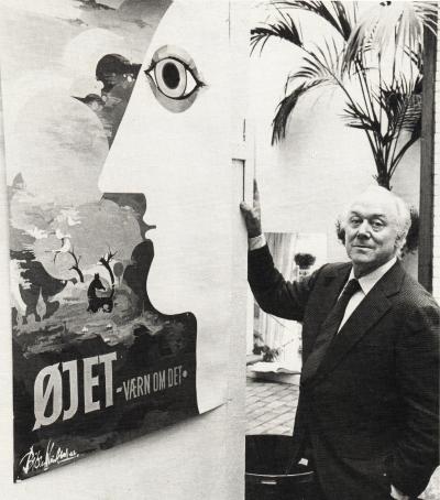 Mand står foran Øjenforeningens plakat
