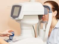 Person kigger i apparat der tester synet