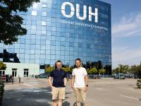 To personer ståre foran Odense Universitethospital