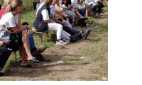 Billede af gruppe mennesker - med små hvide streger der bevæger sig